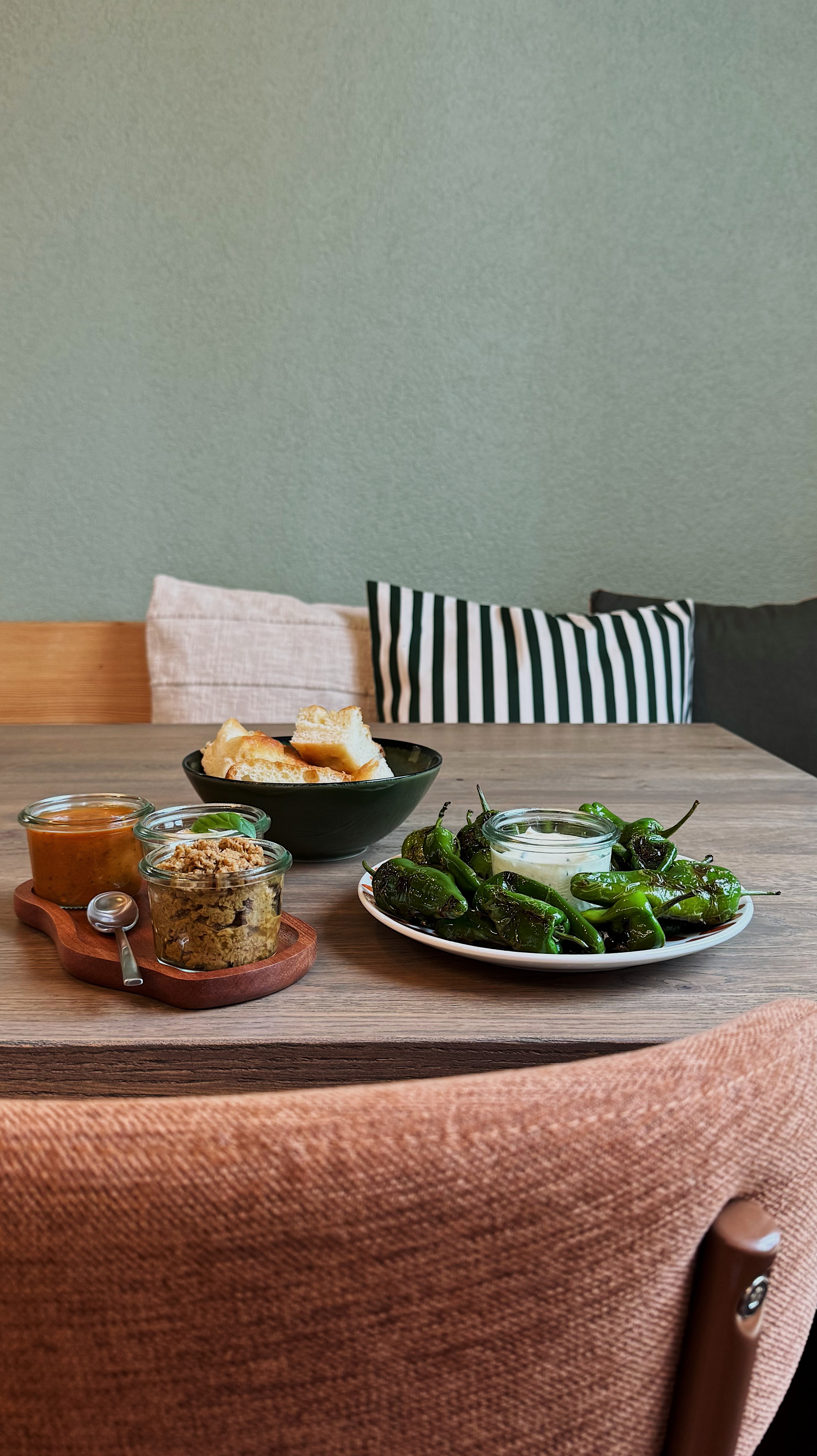 Entrées : Padrones sautés et trio du goût